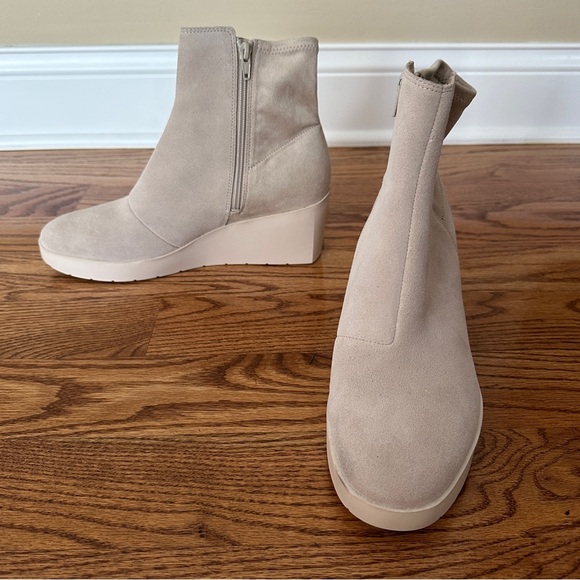 NWOT Vionic Skylar Women's Oatmeal Suede Comfort Wedge Ankle Boots Sz 10 - Picture 1 of 12